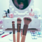 Vet du hur du fixar en perfekt makeup? Satsa på ordentlig belysning och bekvämlighet när du sminkar dig.
