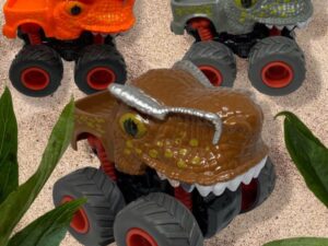 Leksaksbil med läskigt motiv med tänder och med ett flak